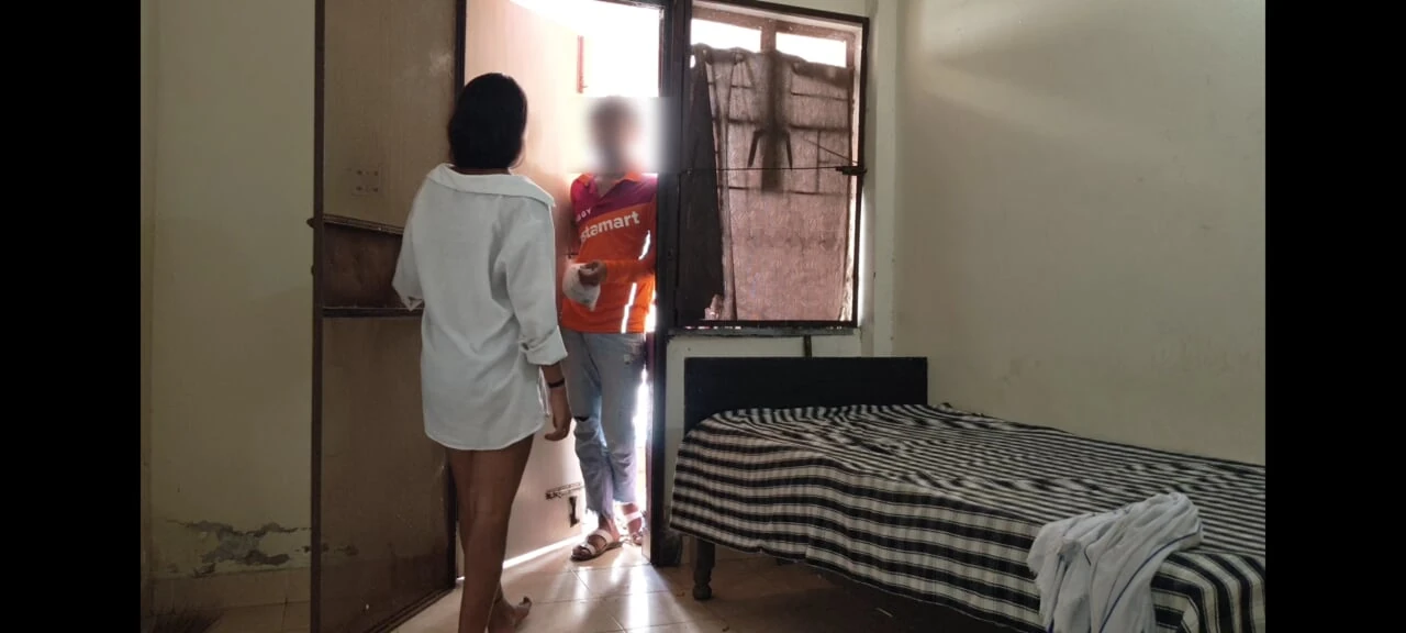 DESI COLLEGE GIRL SEDUCED & FUCKED BY DELIVERY BOY MERE PASS PAISE NAHI HAIN CHUT HAI DELIVERY BOY NE DOOR PE HE CHOD DIYA EP1